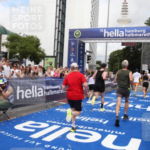 29.06.2025 - hella hamburg halbmarathon Michael Strokosch http://msf.ph/oto/8185254 29.06.2025 10:42:08 Ziel 1441, 5690, 6593, 7363, 10216, 11417, 12098, 12292, 13196, 15846, 16677, 17864, 17926, 18920, 19046 meine-sportfotos.de