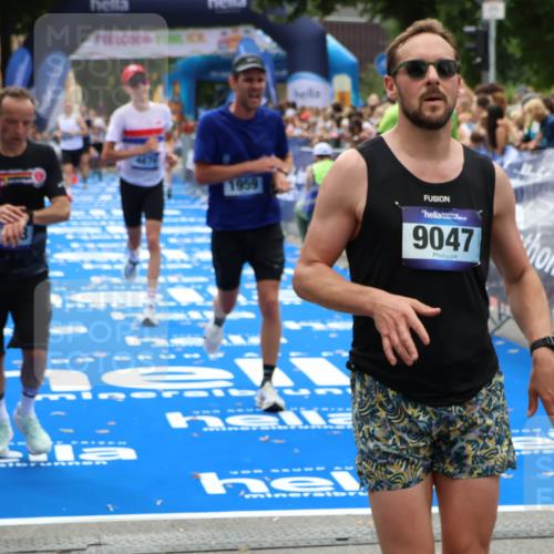 29.06.2025 - hella hamburg halbmarathon Zöllner http://msf.ph/oto/8185260 29.06.2025 10:33:24 Ziel 1959, 4679, 7723, 9047, 16881, 17056, 17489, 18455 meine-sportfotos.de