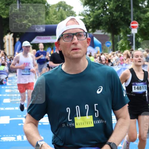 29.06.2025 - hella hamburg halbmarathon Zöllner http://msf.ph/oto/8185315 29.06.2025 10:42:25 Ziel 1256, 1312, 2233, 2675, 3523, 6639, 6770, 7693, 11907, 13746, 13807, 14226, 14811, 15095, 15175, 15270, 15623, 15654, 16281, 18330 meine-sportfotos.de