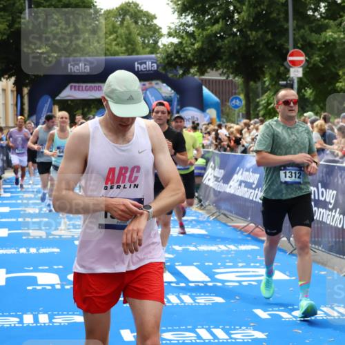 29.06.2025 - hella hamburg halbmarathon Zöllner http://msf.ph/oto/8185368 29.06.2025 10:42:27 Ziel 1256, 1312, 1353, 1800, 2233, 3523, 6639, 6770, 7116, 7448, 7693, 7734, 11907, 13746, 13807, 14226, 15095, 15175, 15270, 15623, 15654, 16281, 17637, 17911, 18330 meine-sportfotos.de