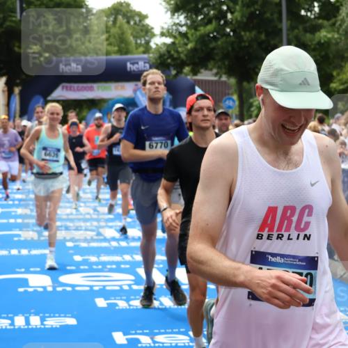 29.06.2025 - hella hamburg halbmarathon Zöllner http://msf.ph/oto/8185402 29.06.2025 10:42:28 Ziel 1256, 1312, 1353, 1800, 1962, 2233, 3523, 6639, 6770, 7116, 7448, 7693, 7734, 11907, 13807, 14226, 15095, 15175, 15623, 15654, 16281, 17637, 17733, 17911, 18330 meine-sportfotos.de