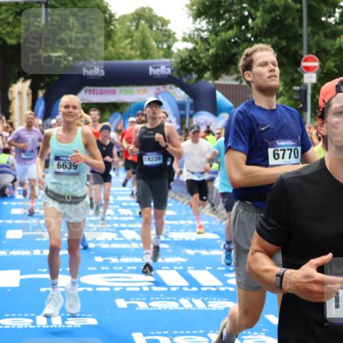 29.06.2025 - hella hamburg halbmarathon Zöllner http://msf.ph/oto/8185428 29.06.2025 10:42:29 Ziel 1209, 1256, 1353, 1800, 1962, 2233, 3523, 6639, 6770, 7116, 7448, 7693, 7734, 11907, 13446, 13807, 14226, 15095, 15175, 15623, 15654, 16281, 16333, 17637, 17733, 17911, 18330 meine-sportfotos.de