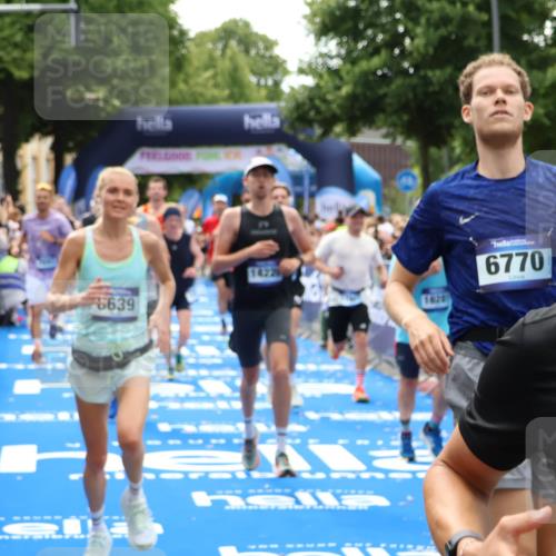 29.06.2025 - hella hamburg halbmarathon Zöllner http://msf.ph/oto/8185437 29.06.2025 10:42:29 Ziel 1209, 1256, 1353, 1800, 1962, 2233, 3523, 6639, 6770, 7116, 7448, 7693, 7734, 11907, 13446, 13807, 14226, 15095, 15175, 15623, 15654, 16281, 16333, 17637, 17733, 17911, 18330 meine-sportfotos.de