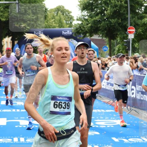 29.06.2025 - hella hamburg halbmarathon Zöllner http://msf.ph/oto/8185460 29.06.2025 10:42:30 Ziel 1209, 1256, 1353, 1800, 1962, 2233, 3523, 6639, 7116, 7448, 7693, 7734, 11907, 13446, 14226, 15095, 15175, 15623, 15654, 16281, 16295, 16333, 17637, 17733, 17911, 18330, 18680 meine-sportfotos.de