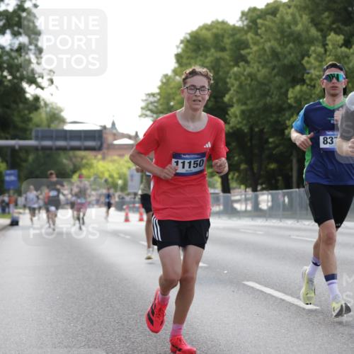 29.06.2025 - hella hamburg halbmarathon Jannik Wohlers http://msf.ph/oto/8185527 29.06.2025 09:43:28 Lombardsbrücke 2203, 2483, 3189, 3379, 8376, 9804, 10351, 11150, 13941, 15136, 17040, 17893, 18763, 18832 meine-sportfotos.de