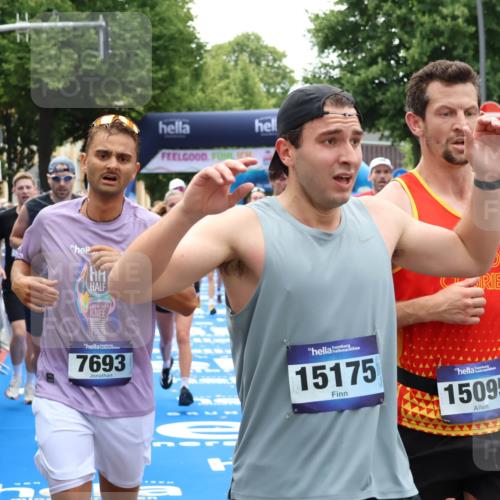 29.06.2025 - hella hamburg halbmarathon Zöllner http://msf.ph/oto/8185540 29.06.2025 10:42:33 Ziel 1209, 1256, 1353, 1735, 1800, 1962, 2233, 3523, 7116, 7448, 7508, 7693, 7734, 13446, 15095, 15623, 16295, 16333, 17016, 17637, 17733, 17911, 18680 meine-sportfotos.de