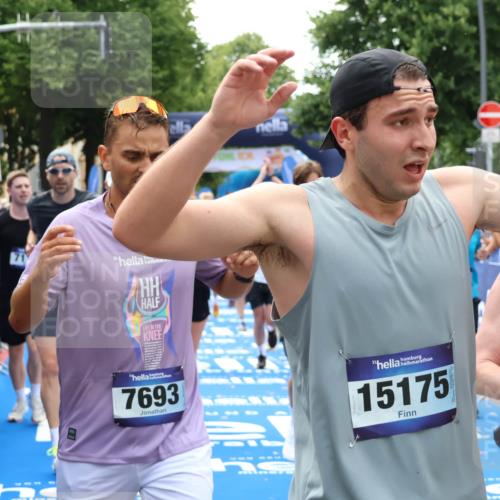 29.06.2025 - hella hamburg halbmarathon Zöllner http://msf.ph/oto/8185547 29.06.2025 10:42:33 Ziel 1209, 1256, 1353, 1735, 1800, 1962, 2233, 3523, 7116, 7448, 7508, 7693, 7734, 13446, 15095, 15623, 16295, 16333, 17016, 17637, 17733, 17911, 18680 meine-sportfotos.de