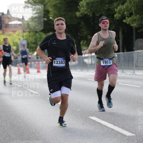 29.06.2025 - hella hamburg halbmarathon Jannik Wohlers http://msf.ph/oto/8185657 29.06.2025 09:43:33 Lombardsbrücke 1953, 2483, 3189, 3379, 5308, 8376, 9804, 10222, 11150, 13383, 13606, 17040, 18832 meine-sportfotos.de
