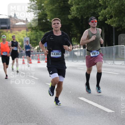 29.06.2025 - hella hamburg halbmarathon Jannik Wohlers http://msf.ph/oto/8185663 29.06.2025 09:43:33 Lombardsbrücke 1953, 2483, 3189, 3379, 5308, 8376, 9804, 10222, 11150, 13383, 13606, 17040, 18832 meine-sportfotos.de