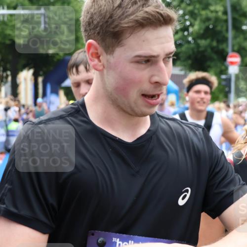 29.06.2025 - hella hamburg halbmarathon Zöllner http://msf.ph/oto/8185666 29.06.2025 10:42:38 Ziel 1209, 1735, 4235, 7508, 13446, 13483, 16295, 16333, 17000, 17016, 18275, 18632, 18680 meine-sportfotos.de