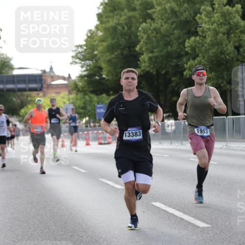 29.06.2025 - hella hamburg halbmarathon Jannik Wohlers http://msf.ph/oto/8185673 29.06.2025 09:43:34 Lombardsbrücke 1953, 2483, 3189, 3379, 5308, 8376, 9804, 10222, 11150, 13383, 13606, 17040, 18832 meine-sportfotos.de