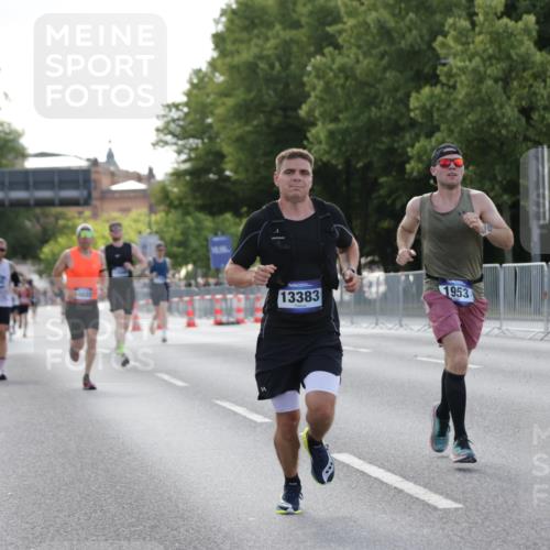 29.06.2025 - hella hamburg halbmarathon Jannik Wohlers http://msf.ph/oto/8185682 29.06.2025 09:43:34 Lombardsbrücke 1953, 2483, 3189, 3379, 5308, 8376, 9804, 10222, 11150, 13383, 13606, 17040, 18832 meine-sportfotos.de