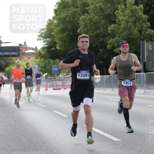 29.06.2025 - hella hamburg halbmarathon Jannik Wohlers http://msf.ph/oto/8185691 29.06.2025 09:43:34 Lombardsbrücke 1953, 2483, 3189, 3379, 5308, 8376, 9804, 10222, 11150, 13383, 13606, 17040, 18832 meine-sportfotos.de