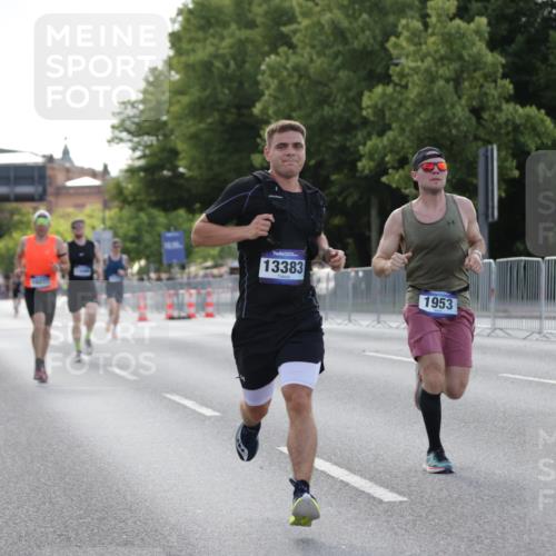29.06.2025 - hella hamburg halbmarathon Jannik Wohlers http://msf.ph/oto/8185700 29.06.2025 09:43:34 Lombardsbrücke 1953, 2483, 3189, 3379, 5308, 8376, 9804, 10222, 11150, 13383, 13606, 17040, 18832 meine-sportfotos.de
