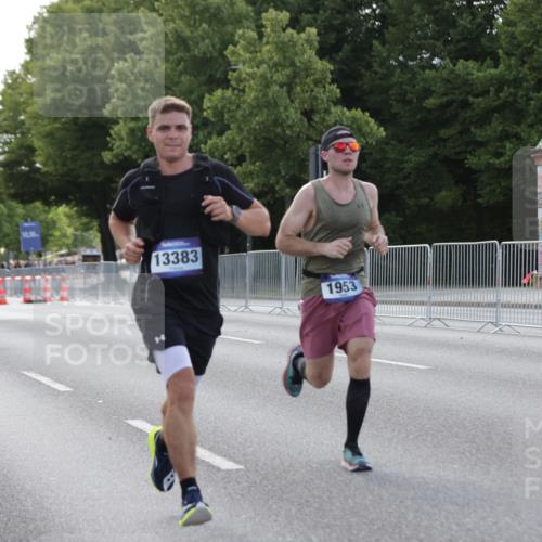29.06.2025 - hella hamburg halbmarathon Jannik Wohlers http://msf.ph/oto/8185703 29.06.2025 09:43:34 Lombardsbrücke 1953, 2483, 3189, 3379, 5308, 8376, 9804, 10222, 11150, 13383, 13606, 17040, 18832 meine-sportfotos.de