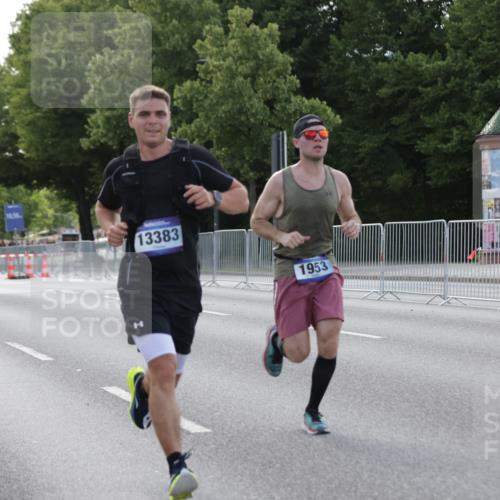 29.06.2025 - hella hamburg halbmarathon Jannik Wohlers http://msf.ph/oto/8185716 29.06.2025 09:43:34 Lombardsbrücke 1953, 2483, 3189, 3379, 5308, 8376, 9804, 10222, 11150, 13383, 13606, 17040, 18832 meine-sportfotos.de