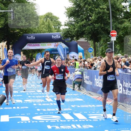 29.06.2025 - hella hamburg halbmarathon Zöllner http://msf.ph/oto/8185718 29.06.2025 10:42:44 Ziel 1700, 9371, 9534, 13483, 17000, 18275, 18632 meine-sportfotos.de