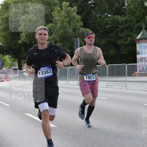 29.06.2025 - hella hamburg halbmarathon Jannik Wohlers http://msf.ph/oto/8185721 29.06.2025 09:43:34 Lombardsbrücke 1953, 2483, 3189, 3379, 5308, 8376, 9804, 10222, 11150, 13383, 13606, 17040, 18832 meine-sportfotos.de