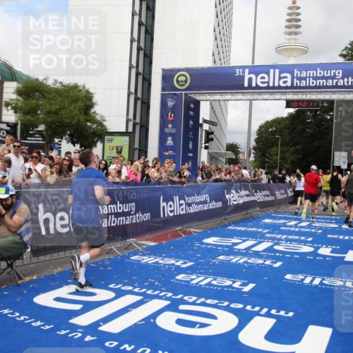 29.06.2025 - hella hamburg halbmarathon Michael Strokosch http://msf.ph/oto/8185740 29.06.2025 10:42:10 Ziel 1441, 5682, 6593, 10216, 11417, 12098, 12292, 13196, 15846, 16677, 17864, 18920, 19046 meine-sportfotos.de