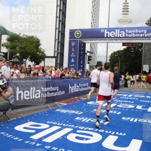 29.06.2025 - hella hamburg halbmarathon Michael Strokosch http://msf.ph/oto/8185787 29.06.2025 10:42:13 Ziel 1441, 5682, 7765, 10216, 12098, 16626, 16677, 17363, 18772, 18802 meine-sportfotos.de