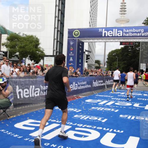29.06.2025 - hella hamburg halbmarathon Michael Strokosch http://msf.ph/oto/8185848 29.06.2025 10:42:14 Ziel 1441, 5682, 7765, 9365, 10216, 12098, 13709, 14899, 16626, 16677, 17363, 18772, 18802 meine-sportfotos.de