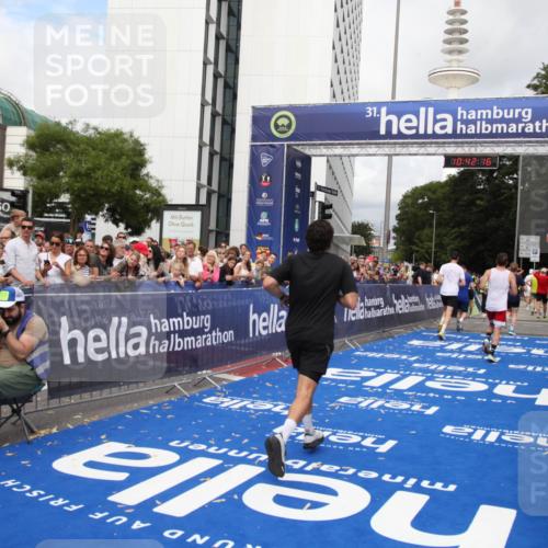 29.06.2025 - hella hamburg halbmarathon Michael Strokosch http://msf.ph/oto/8185858 29.06.2025 10:42:14 Ziel 1441, 5682, 7765, 9365, 10216, 12098, 13709, 14899, 16626, 16677, 17363, 18772, 18802 meine-sportfotos.de