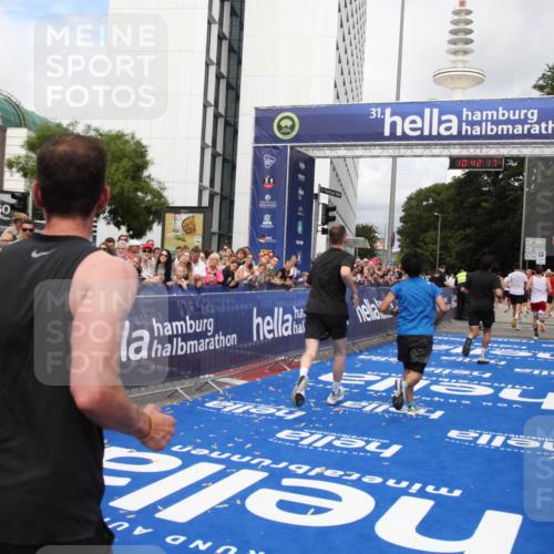 29.06.2025 - hella hamburg halbmarathon Michael Strokosch http://msf.ph/oto/8185862 29.06.2025 10:42:16 Ziel 1441, 1903, 5682, 7765, 7865, 9365, 12098, 13709, 14899, 16626, 16660, 16677, 17182, 17363, 18772, 18802 meine-sportfotos.de