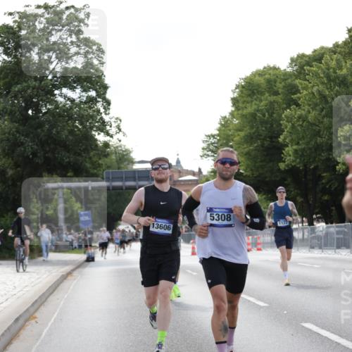 29.06.2025 - hella hamburg halbmarathon Jannik Wohlers http://msf.ph/oto/8185867 29.06.2025 09:43:38 Lombardsbrücke 1122, 1953, 2483, 3189, 3379, 5308, 7231, 8376, 9047, 10222, 11150, 13383, 13606, 17040 meine-sportfotos.de