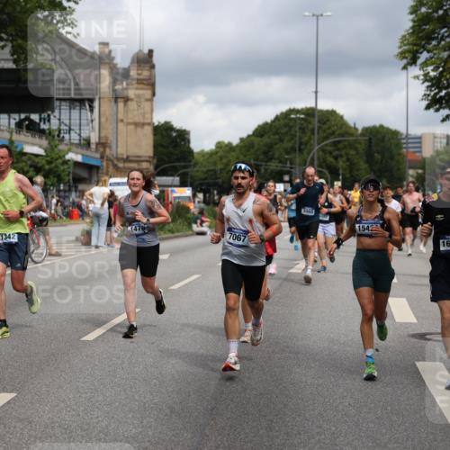 29.06.2025 - hella hamburg halbmarathon Yannick Fuchs http://msf.ph/oto/8185871 29.06.2025 10:43:35 20KM 1094, 1342, 1381, 1476, 2013, 2504, 2516, 2592, 2596, 2706, 2878, 2889, 2937, 3060, 3692, 4017, 4832, 5460, 5705, 6158, 7067, 7297, 7332, 8112, 8437, 8821, 9038, 9126, 9200, 9213, 9463, 9619, 9649, 9695, 9924, 9965, 10184, 11340, 11519, 11579, 11779, 11819, 11977, 12035, 12094, 12271, 12421, 12670, 13233, 13688, 13690, 14526, 15422, 15523, 16114, 16369, 16627, 16653, 16731, 16891, 17173, 17632, 17753, 18058, 18842, 18926, 19109 meine-sportfotos.de