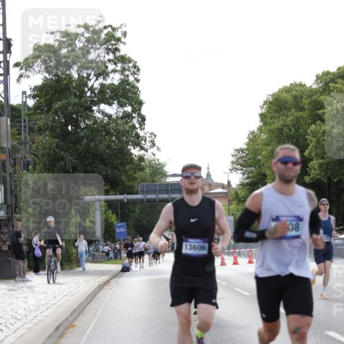 29.06.2025 - hella hamburg halbmarathon Jannik Wohlers http://msf.ph/oto/8185873 29.06.2025 09:43:38 Lombardsbrücke 1122, 1953, 2483, 3189, 3379, 5308, 7231, 8376, 9047, 10222, 11150, 13383, 13606, 17040 meine-sportfotos.de