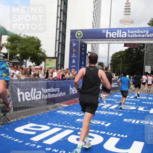 29.06.2025 - hella hamburg halbmarathon Michael Strokosch http://msf.ph/oto/8185883 29.06.2025 10:42:17 Ziel 1441, 1903, 5682, 7765, 7865, 9365, 13709, 14811, 14899, 16626, 16660, 17182, 17363, 18772, 18802 meine-sportfotos.de