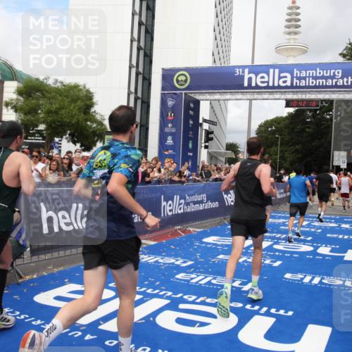 29.06.2025 - hella hamburg halbmarathon Michael Strokosch http://msf.ph/oto/8185886 29.06.2025 10:42:17 Ziel 1441, 1903, 5682, 7765, 7865, 9365, 13709, 14811, 14899, 16626, 16660, 17182, 17363, 18772, 18802 meine-sportfotos.de