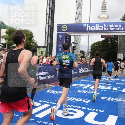 29.06.2025 - hella hamburg halbmarathon Michael Strokosch http://msf.ph/oto/8185893 29.06.2025 10:42:17 Ziel 1441, 1903, 5682, 7765, 7865, 9365, 13709, 14811, 14899, 16626, 16660, 17182, 17363, 18772, 18802 meine-sportfotos.de