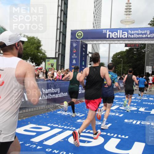 29.06.2025 - hella hamburg halbmarathon Michael Strokosch http://msf.ph/oto/8185905 29.06.2025 10:42:18 Ziel 1903, 2675, 5682, 7765, 7865, 9365, 13709, 14811, 14899, 16626, 16660, 17182, 17363, 18772, 18802 meine-sportfotos.de