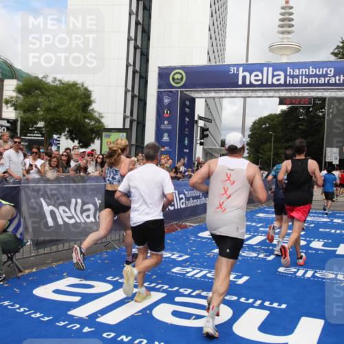 29.06.2025 - hella hamburg halbmarathon Michael Strokosch http://msf.ph/oto/8185951 29.06.2025 10:42:19 Ziel 1903, 2675, 5682, 7765, 7865, 9365, 13709, 13746, 14811, 14899, 15270, 16626, 16660, 17182, 17363, 18772, 18802 meine-sportfotos.de