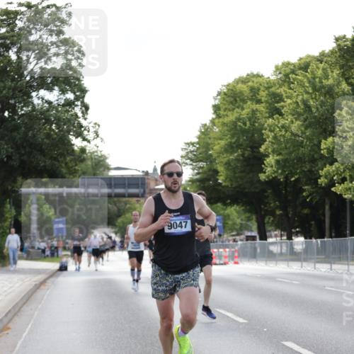 29.06.2025 - hella hamburg halbmarathon Jannik Wohlers http://msf.ph/oto/8185976 29.06.2025 09:43:40 Lombardsbrücke 1122, 1953, 2483, 3189, 3379, 5308, 7231, 8376, 9047, 10222, 10655, 11150, 13383, 13606 meine-sportfotos.de
