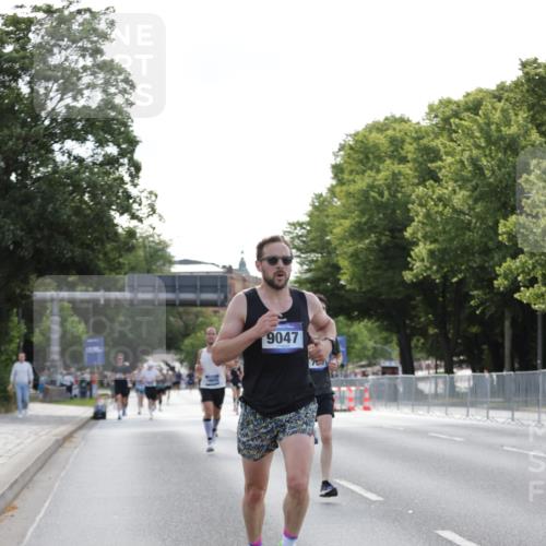 29.06.2025 - hella hamburg halbmarathon Jannik Wohlers http://msf.ph/oto/8185979 29.06.2025 09:43:40 Lombardsbrücke 1122, 1953, 2483, 3189, 3379, 5308, 7231, 8376, 9047, 10222, 10655, 11150, 13383, 13606 meine-sportfotos.de