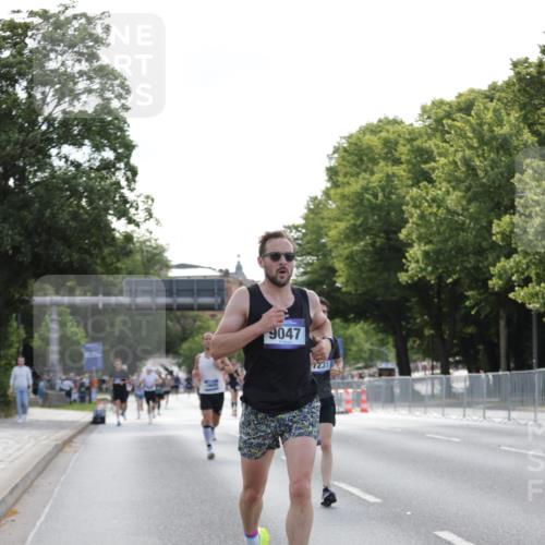 29.06.2025 - hella hamburg halbmarathon Jannik Wohlers http://msf.ph/oto/8185985 29.06.2025 09:43:40 Lombardsbrücke 1122, 1953, 2483, 3189, 3379, 5308, 7231, 8376, 9047, 10222, 10655, 11150, 13383, 13606 meine-sportfotos.de