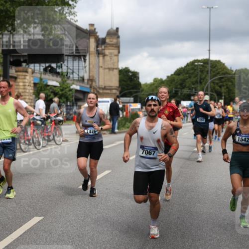 29.06.2025 - hella hamburg halbmarathon Yannick Fuchs http://msf.ph/oto/8186001 29.06.2025 10:43:36 20KM 1094, 1342, 1381, 1476, 2013, 2504, 2516, 2592, 2596, 2706, 2878, 2889, 2937, 3060, 3692, 4017, 4832, 5460, 5705, 6158, 7067, 7297, 7332, 8112, 8437, 8821, 9038, 9126, 9200, 9213, 9463, 9619, 9649, 9695, 9924, 9965, 10184, 11340, 11519, 11579, 11779, 11819, 11977, 12035, 12094, 12271, 12421, 12670, 13233, 13688, 13690, 14526, 15422, 15523, 16114, 16627, 16653, 16731, 16891, 17173, 17753, 18058, 18842, 18926, 19109 meine-sportfotos.de