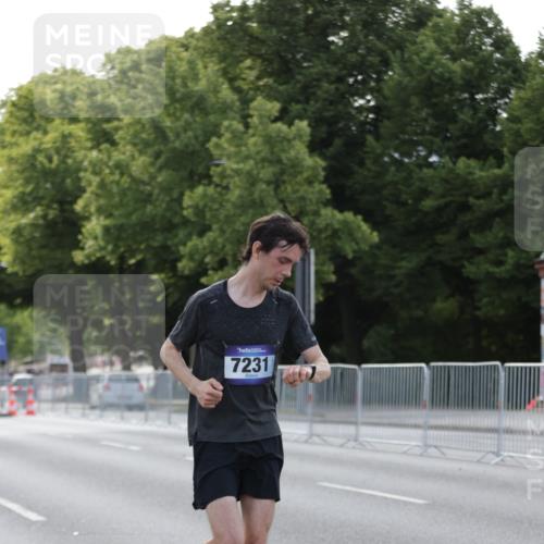 29.06.2025 - hella hamburg halbmarathon Jannik Wohlers http://msf.ph/oto/8186004 29.06.2025 09:43:42 Lombardsbrücke 1122, 1953, 2483, 3189, 3379, 5308, 7231, 7793, 8376, 9047, 10222, 10655, 11150, 13383, 13606 meine-sportfotos.de