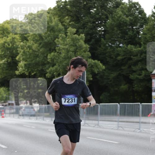 29.06.2025 - hella hamburg halbmarathon Jannik Wohlers http://msf.ph/oto/8186010 29.06.2025 09:43:43 Lombardsbrücke 1122, 1953, 2483, 3379, 5308, 7231, 7793, 8376, 9047, 10222, 10655, 13383, 13606 meine-sportfotos.de
