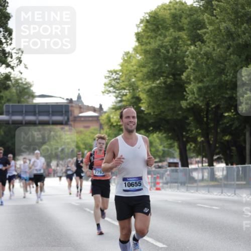 29.06.2025 - hella hamburg halbmarathon Jannik Wohlers http://msf.ph/oto/8186040 29.06.2025 09:43:44 Lombardsbrücke 1122, 1953, 2483, 3379, 5308, 7231, 7793, 8376, 9047, 10222, 10655, 13383, 13606 meine-sportfotos.de