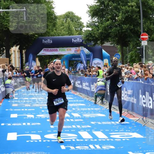 29.06.2025 - hella hamburg halbmarathon Zöllner http://msf.ph/oto/8186115 29.06.2025 10:43:05 Ziel 4229, 4823, 6721, 7035, 8218, 9364, 9833, 10469, 12657, 12723, 12776, 12839, 17177, 19038 meine-sportfotos.de