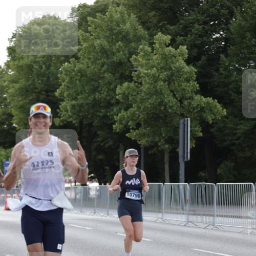 29.06.2025 - hella hamburg halbmarathon Jannik Wohlers http://msf.ph/oto/8186361 29.06.2025 09:43:53 Lombardsbrücke 1122, 2879, 5308, 5344, 7231, 7793, 8975, 9047, 9079, 10106, 10173, 10222, 10655, 10790, 13606, 14828, 15655, 16118, 17258 meine-sportfotos.de