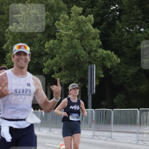 29.06.2025 - hella hamburg halbmarathon Jannik Wohlers http://msf.ph/oto/8186394 29.06.2025 09:43:54 Lombardsbrücke 1122, 2879, 5344, 7231, 7793, 8975, 9047, 9079, 10106, 10173, 10655, 10790, 13606, 14828, 15655, 16118, 17258 meine-sportfotos.de
