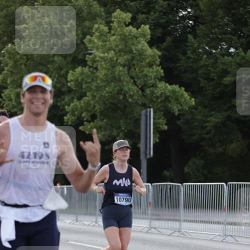 29.06.2025 - hella hamburg halbmarathon Jannik Wohlers http://msf.ph/oto/8186399 29.06.2025 09:43:54 Lombardsbrücke 1122, 2879, 5344, 7231, 7793, 8975, 9047, 9079, 10106, 10173, 10655, 10790, 13606, 14828, 15655, 16118, 17258 meine-sportfotos.de