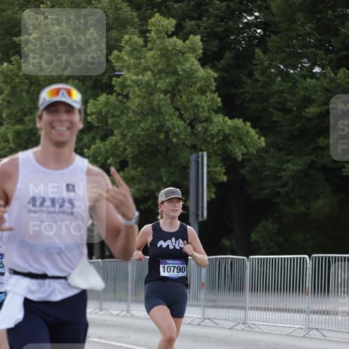 29.06.2025 - hella hamburg halbmarathon Jannik Wohlers http://msf.ph/oto/8186403 29.06.2025 09:43:54 Lombardsbrücke 1122, 2879, 5344, 7231, 7793, 8975, 9047, 9079, 10106, 10173, 10655, 10790, 13606, 14828, 15655, 16118, 17258 meine-sportfotos.de