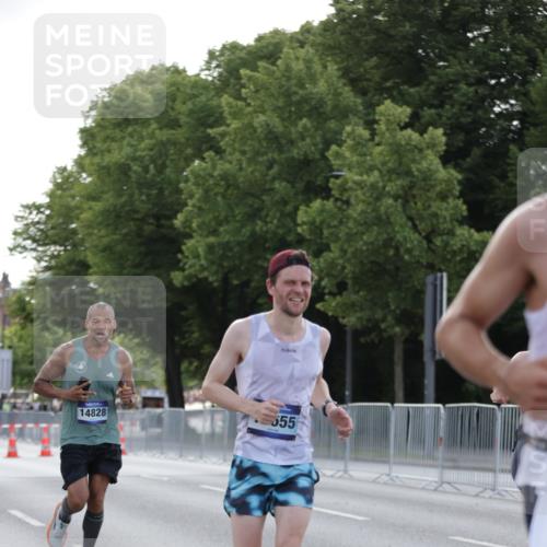 29.06.2025 - hella hamburg halbmarathon Jannik Wohlers http://msf.ph/oto/8186414 29.06.2025 09:43:54 Lombardsbrücke 1122, 2879, 5344, 7231, 7793, 8975, 9047, 9079, 10106, 10173, 10655, 10790, 13606, 14828, 15655, 16118, 17258 meine-sportfotos.de