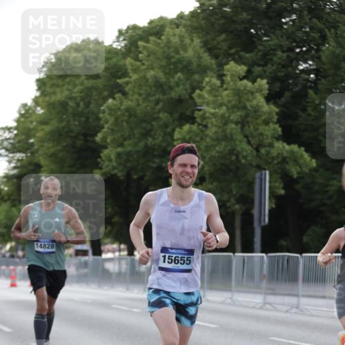 29.06.2025 - hella hamburg halbmarathon Jannik Wohlers http://msf.ph/oto/8186437 29.06.2025 09:43:55 Lombardsbrücke 1122, 2879, 5344, 7231, 7793, 8975, 9047, 9079, 10106, 10173, 10655, 10790, 11877, 14828, 15655, 16118, 17258 meine-sportfotos.de
