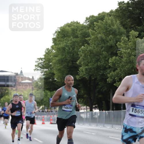 29.06.2025 - hella hamburg halbmarathon Jannik Wohlers http://msf.ph/oto/8186439 29.06.2025 09:43:55 Lombardsbrücke 1122, 2879, 5344, 7231, 7793, 8975, 9047, 9079, 10106, 10173, 10655, 10790, 11877, 14828, 15655, 16118, 17258 meine-sportfotos.de